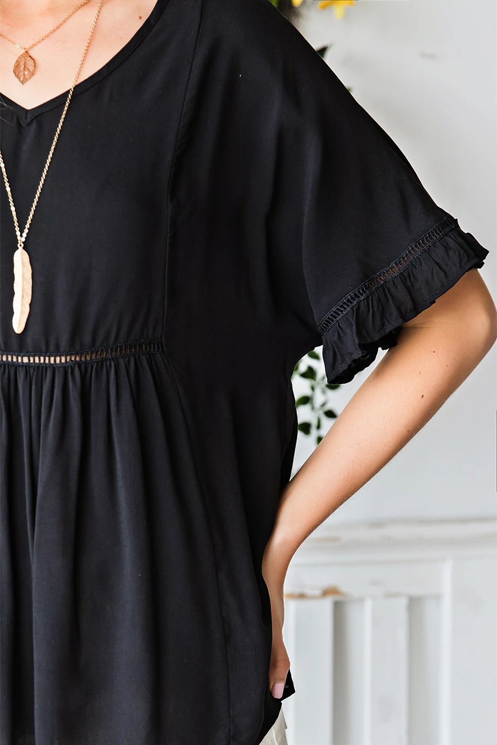 無地 V ネック シャーリング ラッフル トリム半袖ブラウス